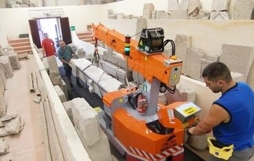 Lifting cargo in cramped conditions