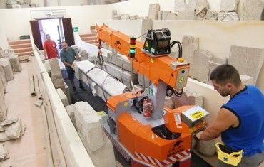 Lifting cargo in cramped conditions