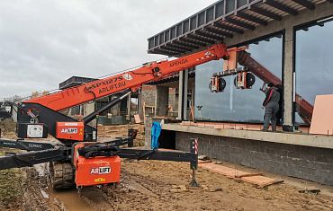 Installation of 36 double-glazed windows using the SPX1275 mini crane and Arlifter GS-850 vacuum grippers.